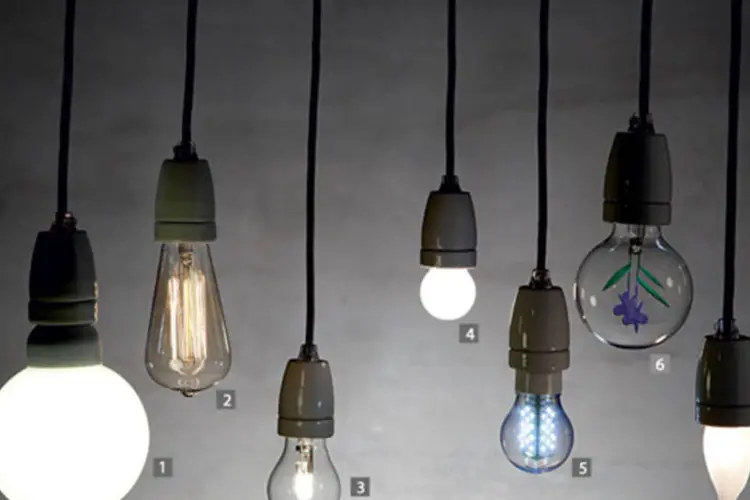 Lâmpadas: entre as versões que poupam energia, figuram as fuorescentes e de led, nas quais a luz branca ainda é mais comum (Luis Gomes/Casa.com.br)