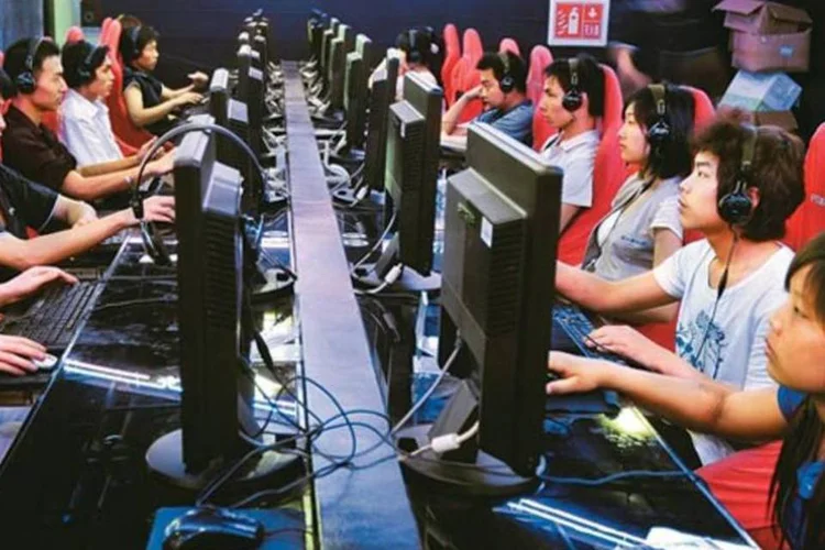 Lan house na China: o governo chinês estuda maneiras de restringir a circulação da moeda virtual Q coin (Yuan Shuiling/AFP)