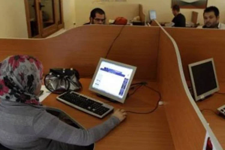 Síria acessa a internet em Damasco: blogueira foi acusada de espionar para os EUA (Louai Beshara/AFP)