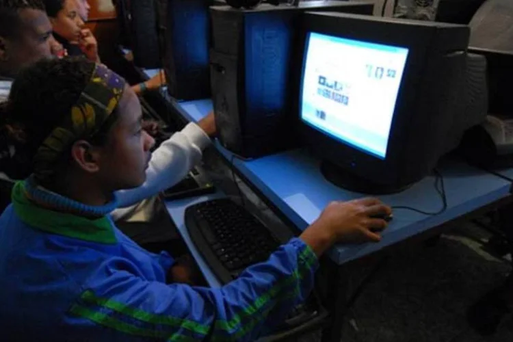 
	LAN house em S&atilde;o Paulo: 45% dos brasileiros tinham acesso &agrave; internet em 2011
 (Luis Ushirobira/INFO)