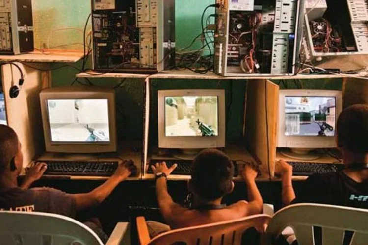 
	LAN house em S&atilde;o Paulo: para analista, queda nas vendas de PCs &eacute; tend&ecirc;ncia que virou realidade&nbsp;
 (Eduardo Martino/EXAME.com)