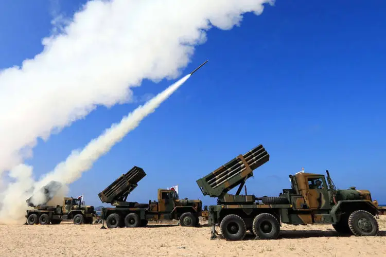 
	Lan&ccedil;a foguetes na fronteira da Cor&eacute;ia do Norte: ambos testes bal&iacute;sticos falharam nesta quinta-feira
 (Yonhap / AFP)