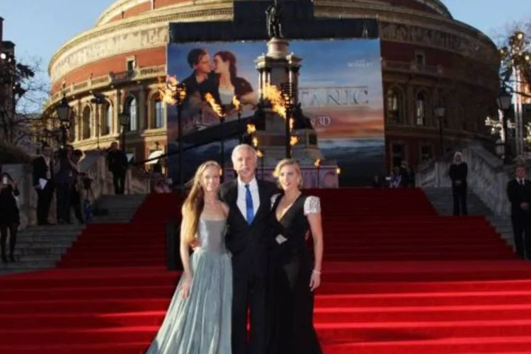 A atriz Kate Winslet (à direita) estava com Cameron e Billy Zane na première do novo Titanic (Dave Hogan/Getty Images)