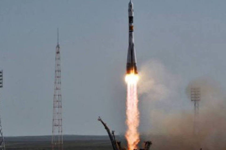 Foguete russo Soyuz decola rumo à estação espacial