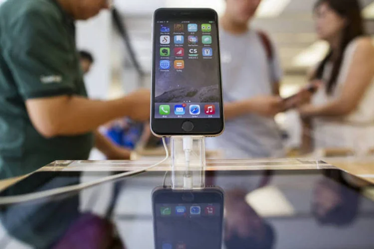 
	iPhone 6: o smartphone come&ccedil;a a ser vendido no Brasil nesta sexta-feira
 (Jerome Favre/Bloomberg)