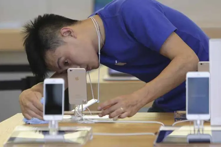 Vendedor prepara uma loja da Apple para o lançamento do novo iPhone 6, em Pequim (Jason Lee/Reuters)