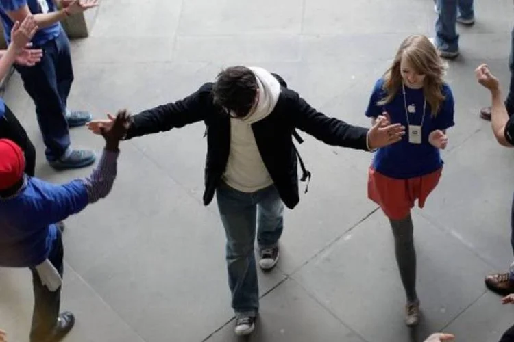 Funcionários da Apple Store de Covent Garden receberam consumidores com aplausos e cumprimentos no lançamento (Matthew Lloyd/Getty Images)