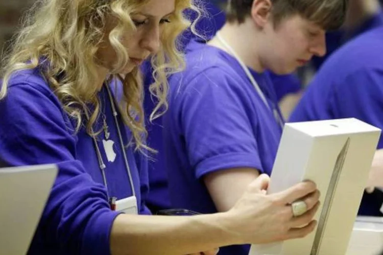 Funcionários renovam estoque da Apple Store londrina com novos iPads (Matthew Lloyd/Getty Images)