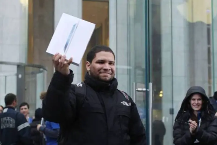 Lançamento do novo iPad em uma Apple Store: autor usa a Apple como marca bem sucedida ao transformar seus clientes em fãs (Spencer Platt/Getty Images)