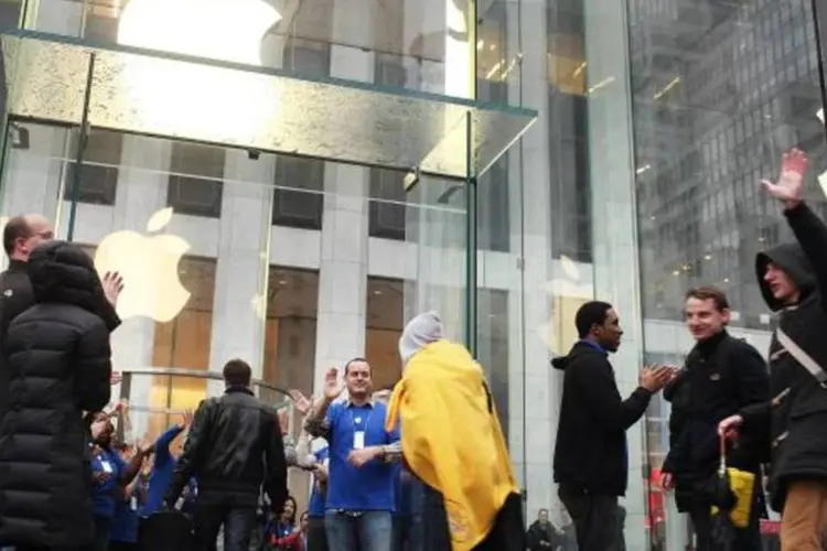 Primeiros consumidores entram na Apple Store de Nova York, para comprar o lançamento (Spencer Platt/Getty Images)