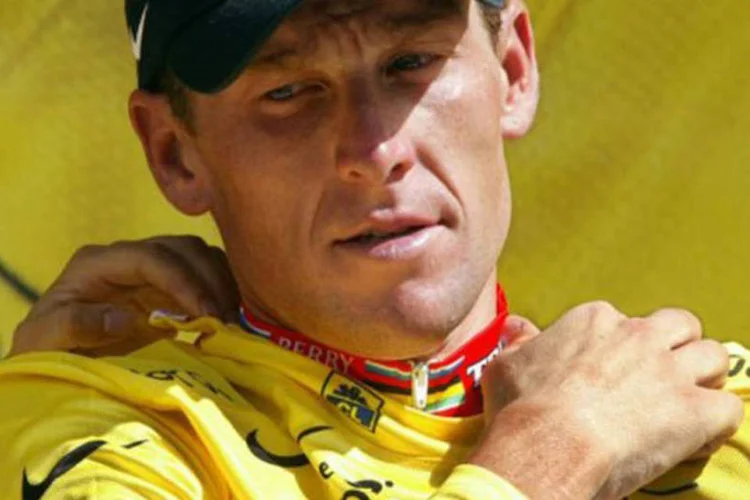 
	Lance Armstrong se prepara para um corrida da Volta da Fran&ccedil;a em julho de 2003: BBC retirou pr&ecirc;mio dado naquele ano
 (Joel Saget/AFP)