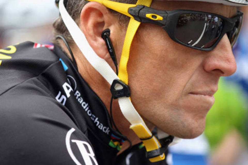 Lance Armstrong caiu, mas promete seguir em frente