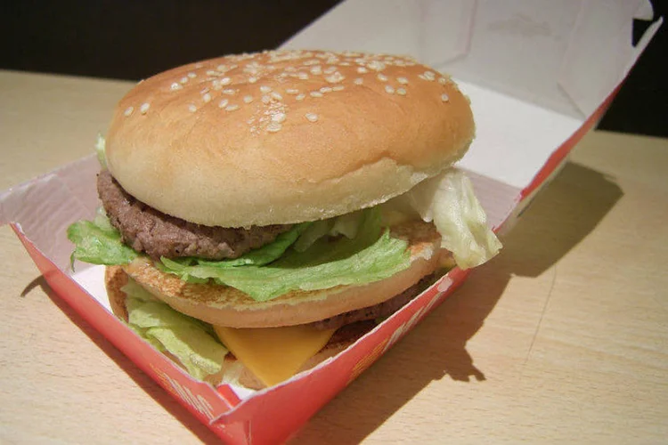 Lanche do McDonald's: empresa esclarece no comunicado que continuará a oferecer seus "outros produtos" (Wikimedia Commons)