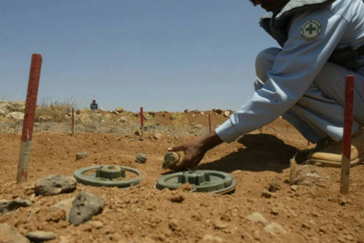 Mina terrestre na Jordânia: assim que se aproximaram do objeto, a bomba, que estava ligada a um cabo, explodiu (Salah Malkawi/Getty Images)