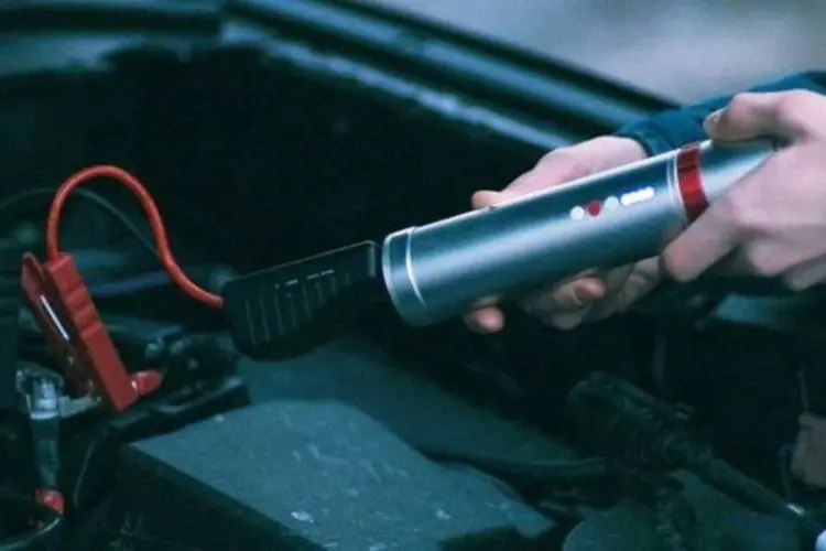 Lanterna VIS, que funciona como acendedor de 12 volts para baterias arriadas (Reprodução/Kickstarter)