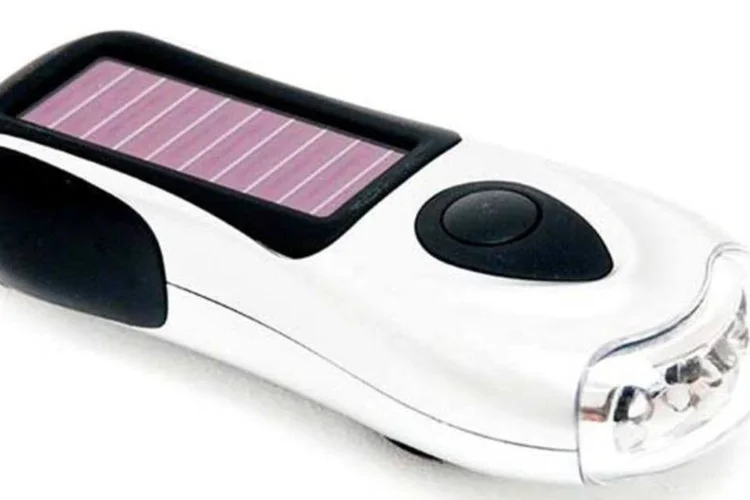 Lanterna solar e à dínamo (Divulgação)