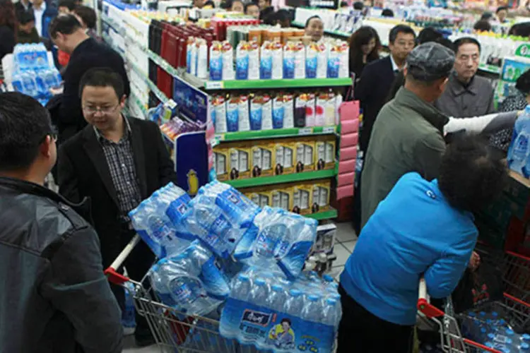 
	Pessoas enfrentam fila para comprar garrafas d&#39;&aacute;gua em supermercado em Lanzhou, na China: a cidade est&aacute; entre os centros mais polu&iacute;dos do pa&iacute;s
 (REUTERS/Stringer)