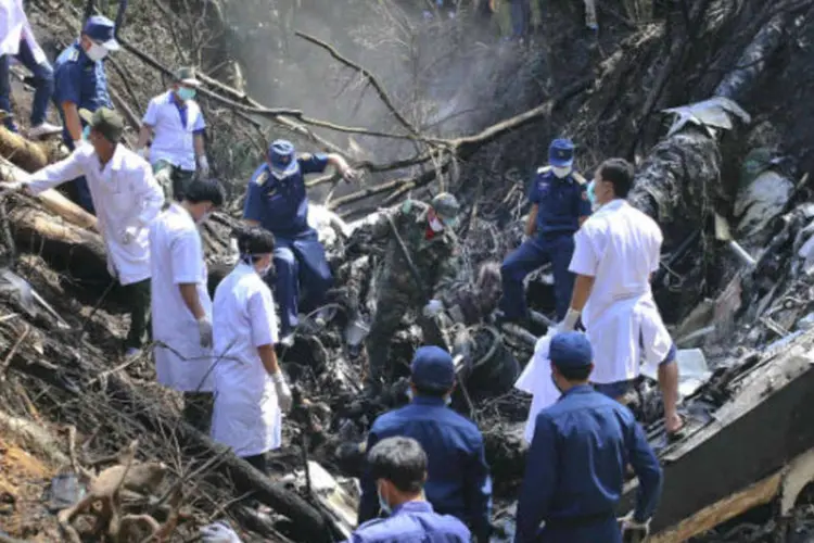 Equipes de resgate chegam ao local do acidente onde caiu o avião militar do Laos (REUTERS/Stringer)