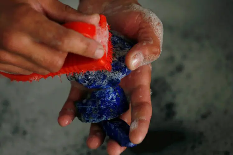 
	L&aacute;pis-lazuli: &quot;A explora&ccedil;&atilde;o mineradora &eacute; a segunda fonte de renda mais importante para os talib&atilde;s&quot;
 (Mohammad Ismail / Reuters)