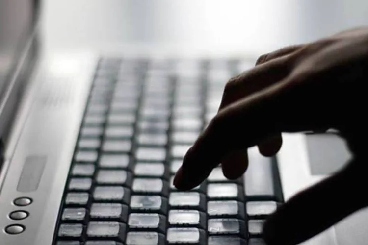 
	Laptop: a neutralidade da rede e a obrigatoriedade de manter dados no Brasil s&atilde;o itens pol&ecirc;micos no Marco Civil
 (Jakub Krechowicz / SXC)