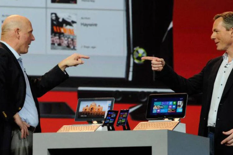 Os CEOs da Microsoft, Steve Ballmer (e), e Qualcomm, Paul Jacobs, no palco do evento:  Apesar de Jacobs ser a estrela da noite, ele contou também com a breve companhia de seu predecessor, Steve Ballmer. (©afp.com / David Becker)
