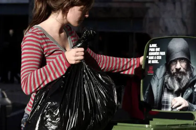 Campanha em lata de lixo para ONG: criativos transformaram as latas de lixo em mídia (Reprodução)
