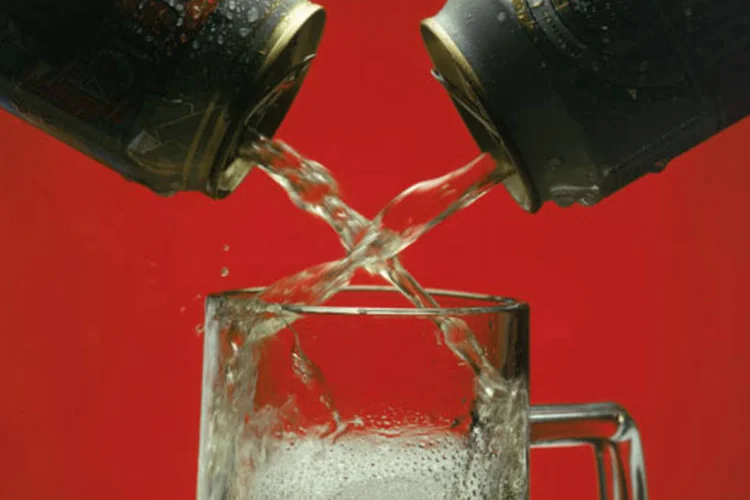 Latas das cervejas Antártica e Brahma, da Ambev (Pedro Rubens/EXAME.com/Site Exame)