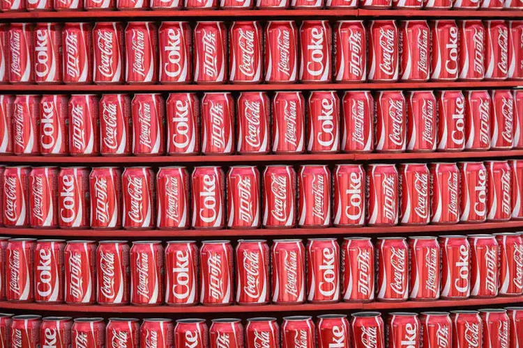 
	Latas de Coca-Cola: a empresa &eacute; criticada por financiar pesquisas que dizem que a culpa pela obesidade n&atilde;o &eacute; da m&aacute; alimenta&ccedil;&atilde;o
 (Reuters/ Dylan Martinez)
