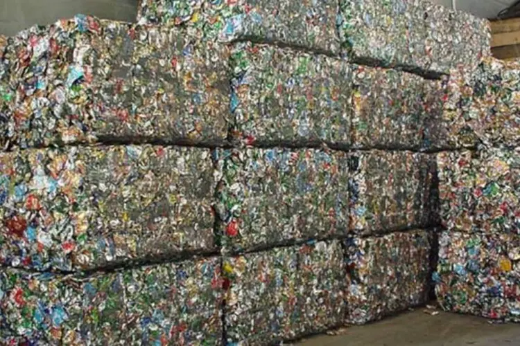 
	Latas de alum&iacute;nio para reciclagem: segundo o diretor do Cempre, se forem formados 450 cons&oacute;rcios no Brasil, a quest&atilde;o ser&aacute; resolvida
 (Wikimedia Commons/Divulgação)