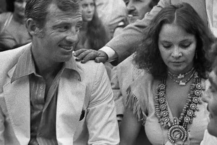 
	Os atores Jean-Paul Belmondo e Laura Antonelli, em M&ocirc;naco, em 1976. Laura &eacute; considerada um mito da sensualidade da d&eacute;cada de 70
 (AFP)