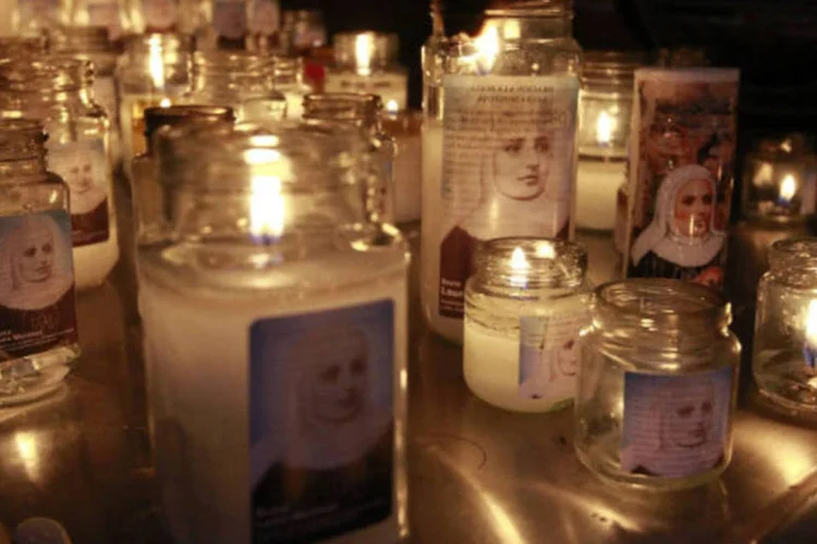 Canonização: velas com imagens de Madre Laura são acesas em igreja na Colômbia ( REUTERS / Albeiro Lopera)