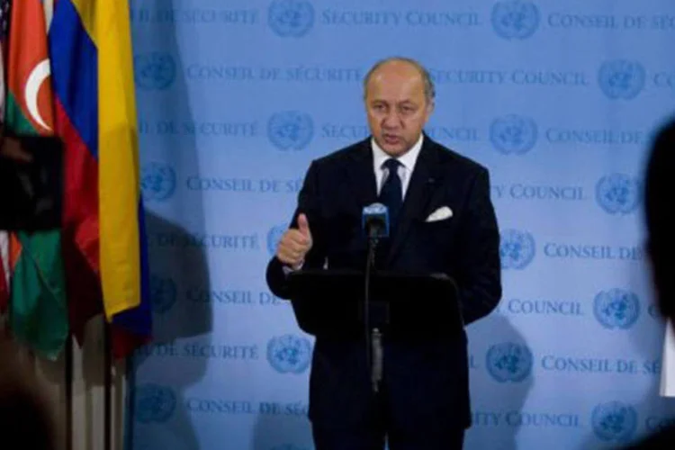 
	Laurent Fabius: &quot;n&oacute;s decidimos que &eacute; necess&aacute;rio aumentar as san&ccedil;&otilde;es e, ao mesmo tempo, seguir negociando com o Ir&atilde; para conseguir que ceda&quot;
 (Stephen Chernin/AFP)