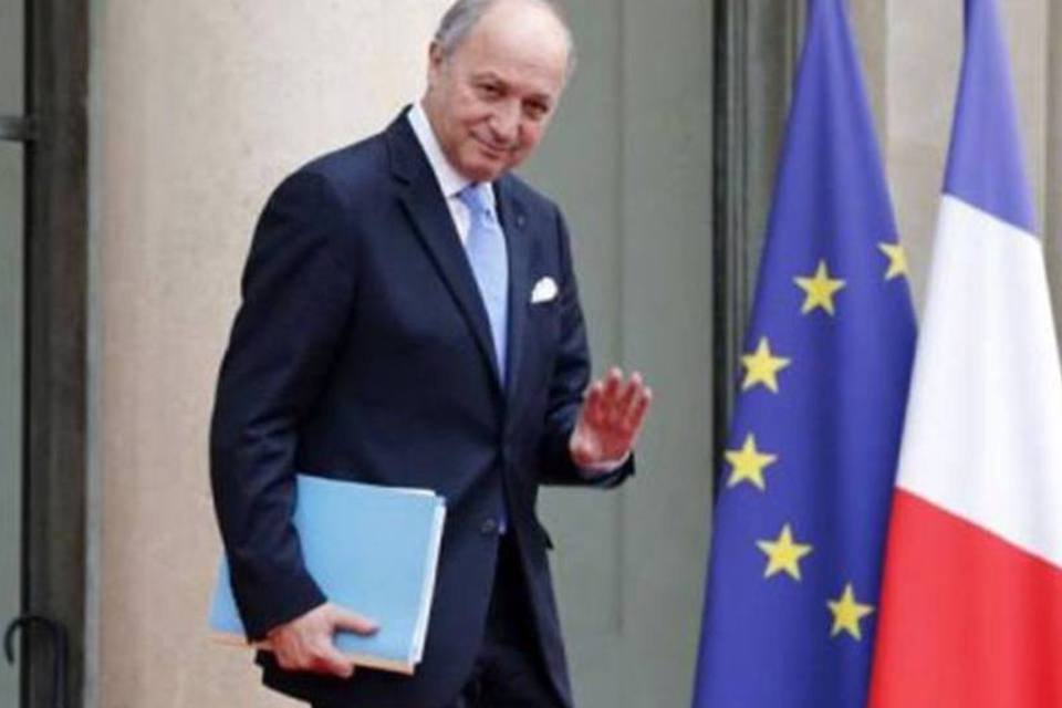 França anuncia 'ajuda humanitária' a oposição síria