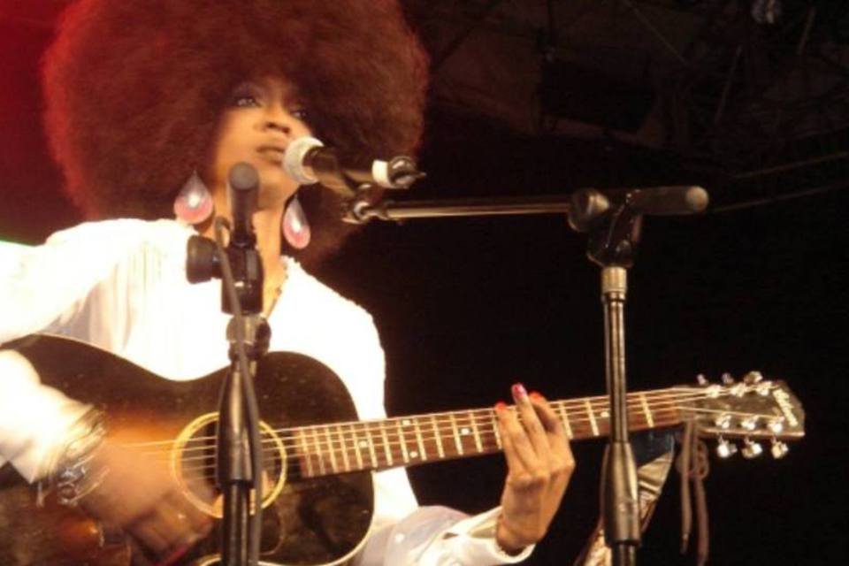 Lauryn Hill canta no Central Park, em Nova York, em 2005. Artista é acusada de não declarar 1,6 milhão de dólares (Lisa Liang/Wikimedia Commons)