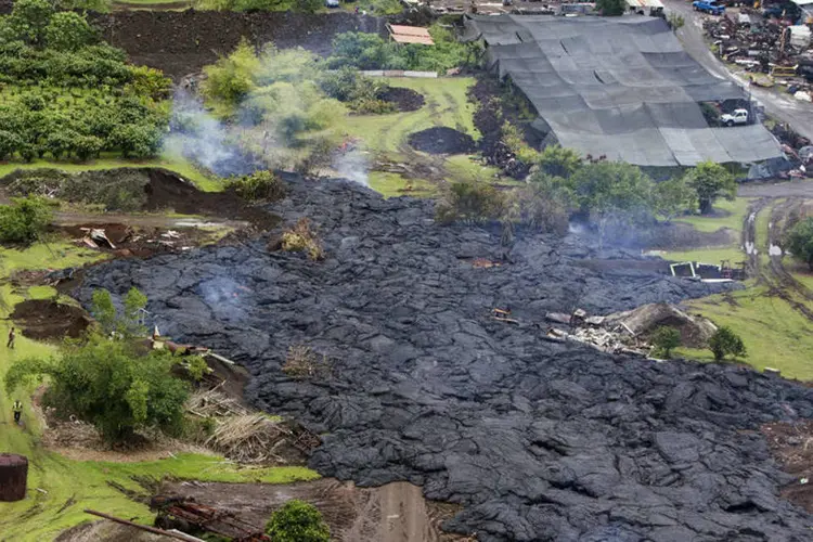 Lava de vulcão: borda frontal do fluxo de lava pausou a cerca de 170 metros da estrada para a vila Pahoa (Marco Garcia/Reuters)