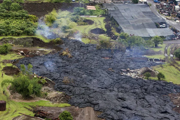 Lava de vulcão: borda frontal do fluxo de lava pausou a cerca de 170 metros da estrada para a vila Pahoa (Marco Garcia/Reuters)