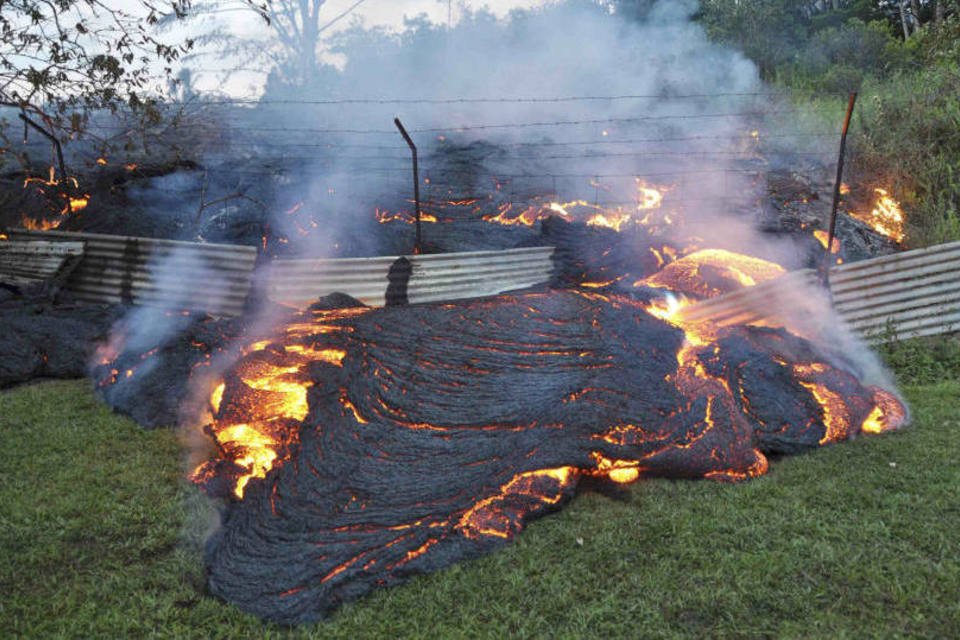 Moradores do Havaí deixam suas casas com avanço da lava
