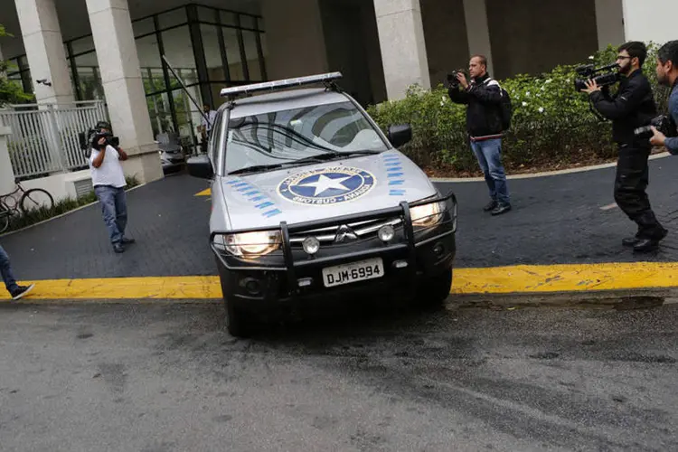 
	Agentes da Pol&iacute;cia Federal durante fase da Opera&ccedil;&atilde;o Lava Jato, em S&atilde;o Paulo
 (Nacho Doce/Reuters)