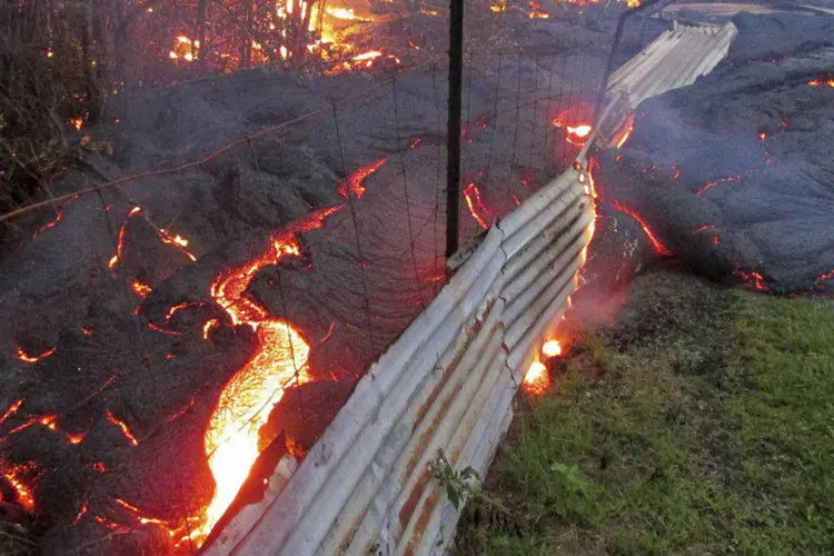 Lava do Kilauea avança em propriedade privada do vilarejo de Pahoa, na maior ilha do Havaí (USGS/Handout via Reuters)