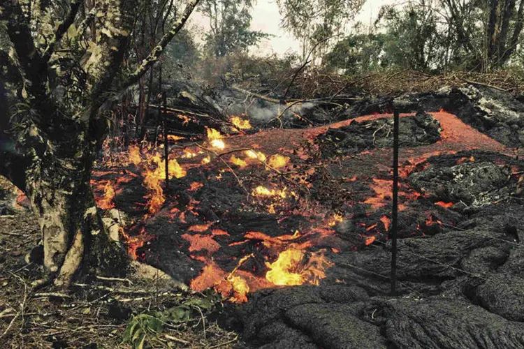 Lava do vulcão Kilauea avança nas proximidades do vilarejo de Pahoa, no Havaí (USGS/Divulgação via Reuters)