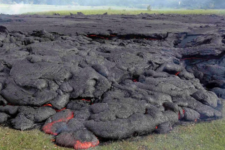 Lava do vulcão Kilauea se aproximando de Pahoa, no Havaí, Estados Unidos, no sábado (USGS/Divulgação)