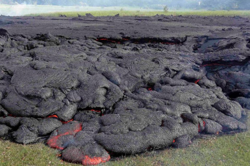 Rio de lava de vulcão no Havaí chega a 100 m de residências