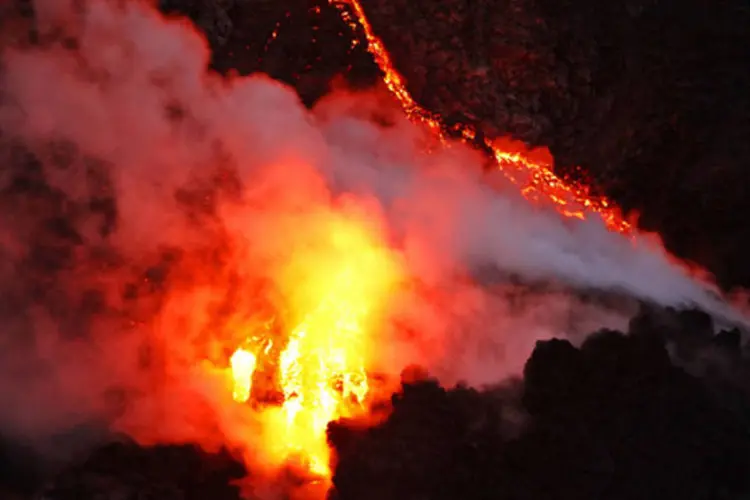 
	Ao tocar a &aacute;gua do mar, a lava se esfria, escurece e endurece, formando uma esp&eacute;cie de delta banhado por vapor
 (Hugh Gentry/Reuters)