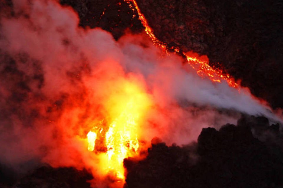 Rio de lava oferece espetáculo raro e perigoso no Havaí