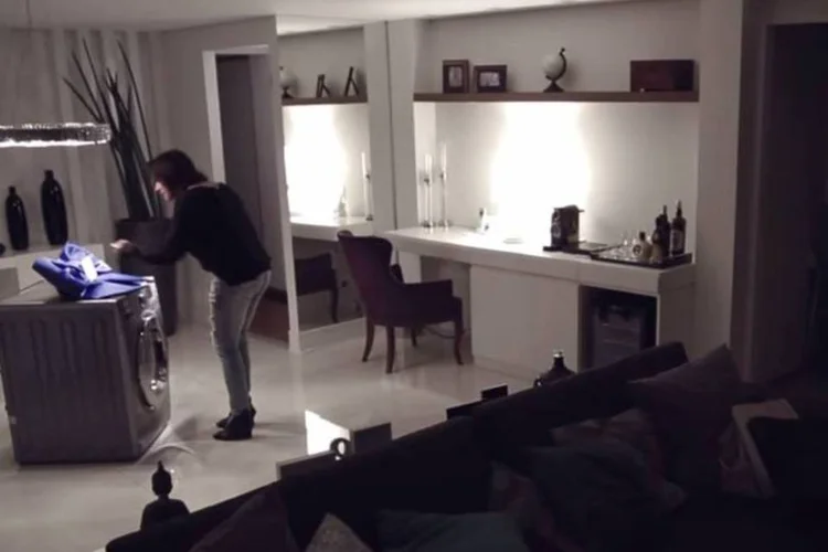
	Samsung: ao chegar em casa, as mulheres se deparam com a lavadora e as pe&ccedil;as de roupa
 (Reprodução/YouTube)