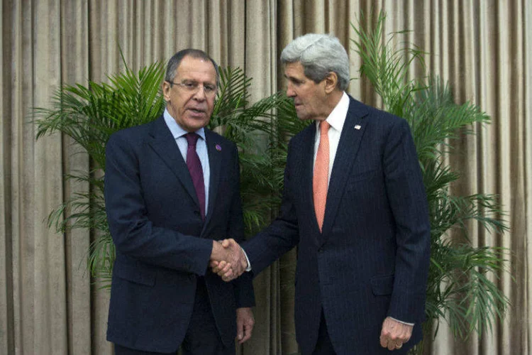 O ministro das Relações Exteriores da Rússia, Sergei Lavrov (e), e o secretário de Estado americano, John Kerry (Nicholas Kamm/Pool/Reuters)