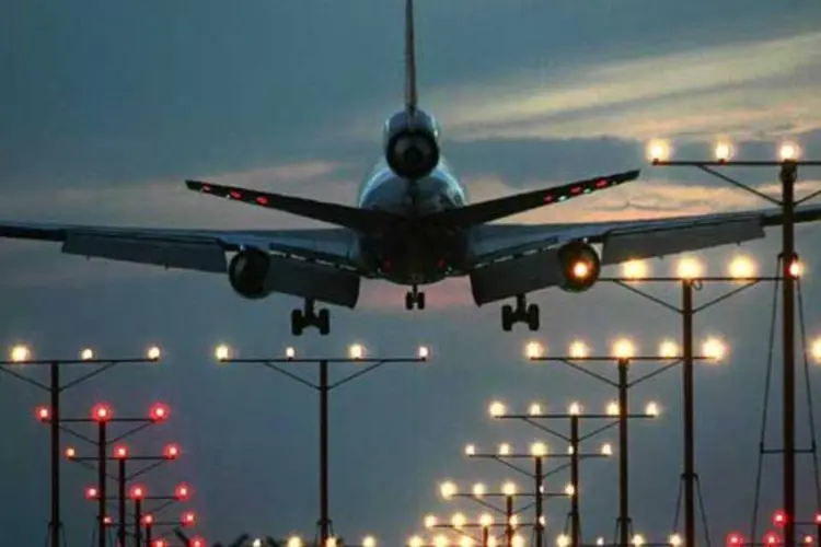Avião: "ainda não sabemos como o serviço vai ser ofertado, mas cada empresa terá que deixar claro a política de transporte de bagagens", comenta advogada do Idec (David McNew/Getty Images)