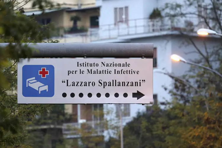 Placa indica hospital italiano: paciente precisou receber assistência respiratória na quinta-feira à noite (Alessandro Bianchi/Reuters)
