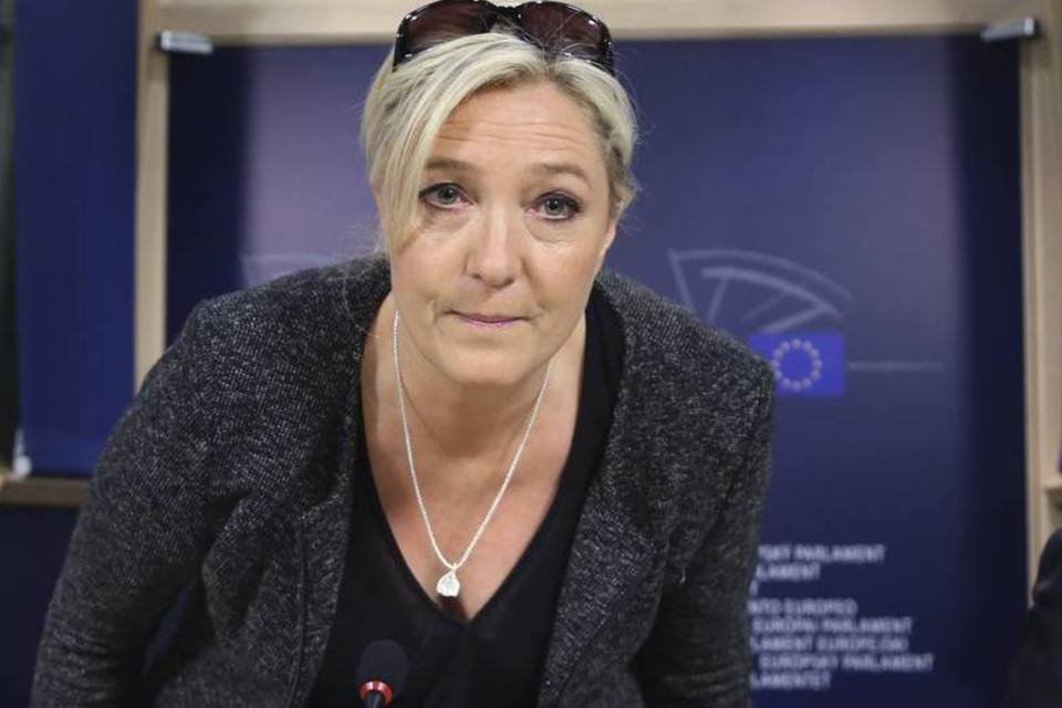 Le Pen elogia Grécia e pede a volta das moedas nacionais