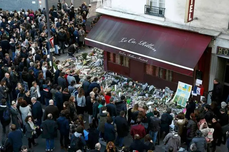 
	Pessoas prestam homenagem aos mortos em atentado: cresce temor de um poss&iacute;vel &quot;lar terrorista&quot; na Fran&ccedil;a
 (REUTERS/Benoit Tessier)
